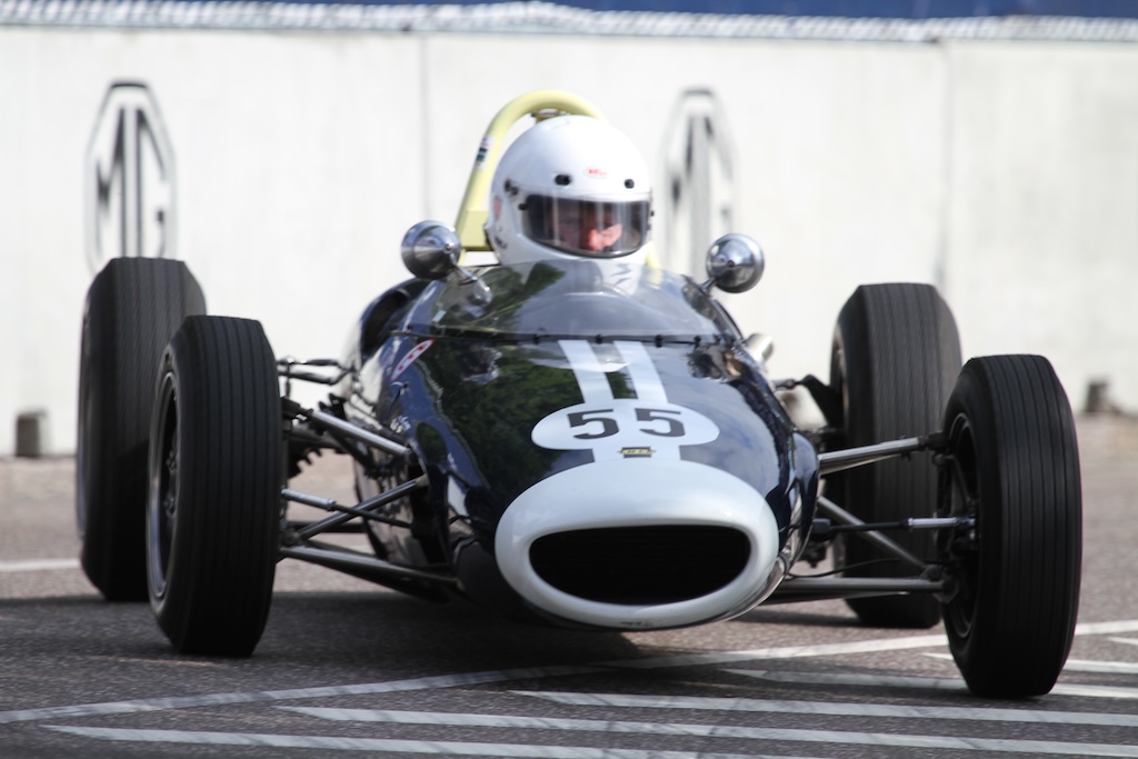 : Fra dengang, en racerbil med fritliggende hjul lignede en cigarkasse. Den er stadig flot at se på. Sikkerheden ved et uheld var der dog ikke tænkt så meget på.
(Foto: Motorsporten.dk)